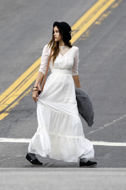 Isabel Lucas walks around Los Feliz, CA, and meets a friend for lunch