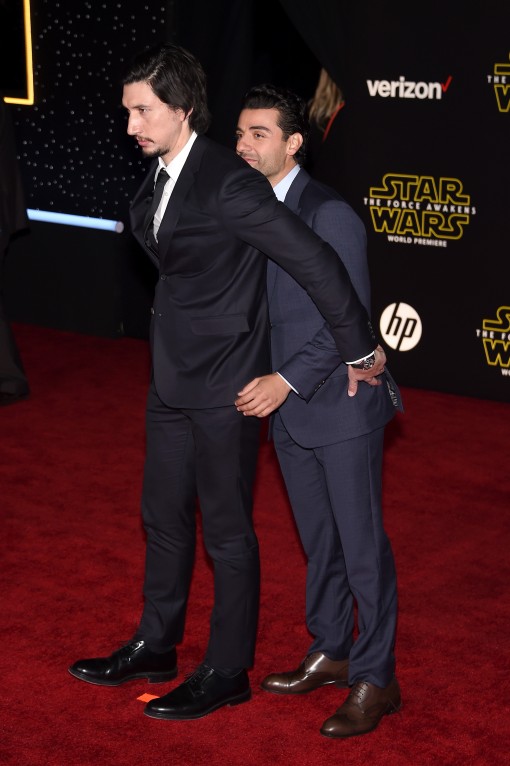 Kiss of F8TE - Page 3 Adam-driver-oscar-isaac-star-wars-the-force-awakens-premiere-GettyImages-501379916-510x766