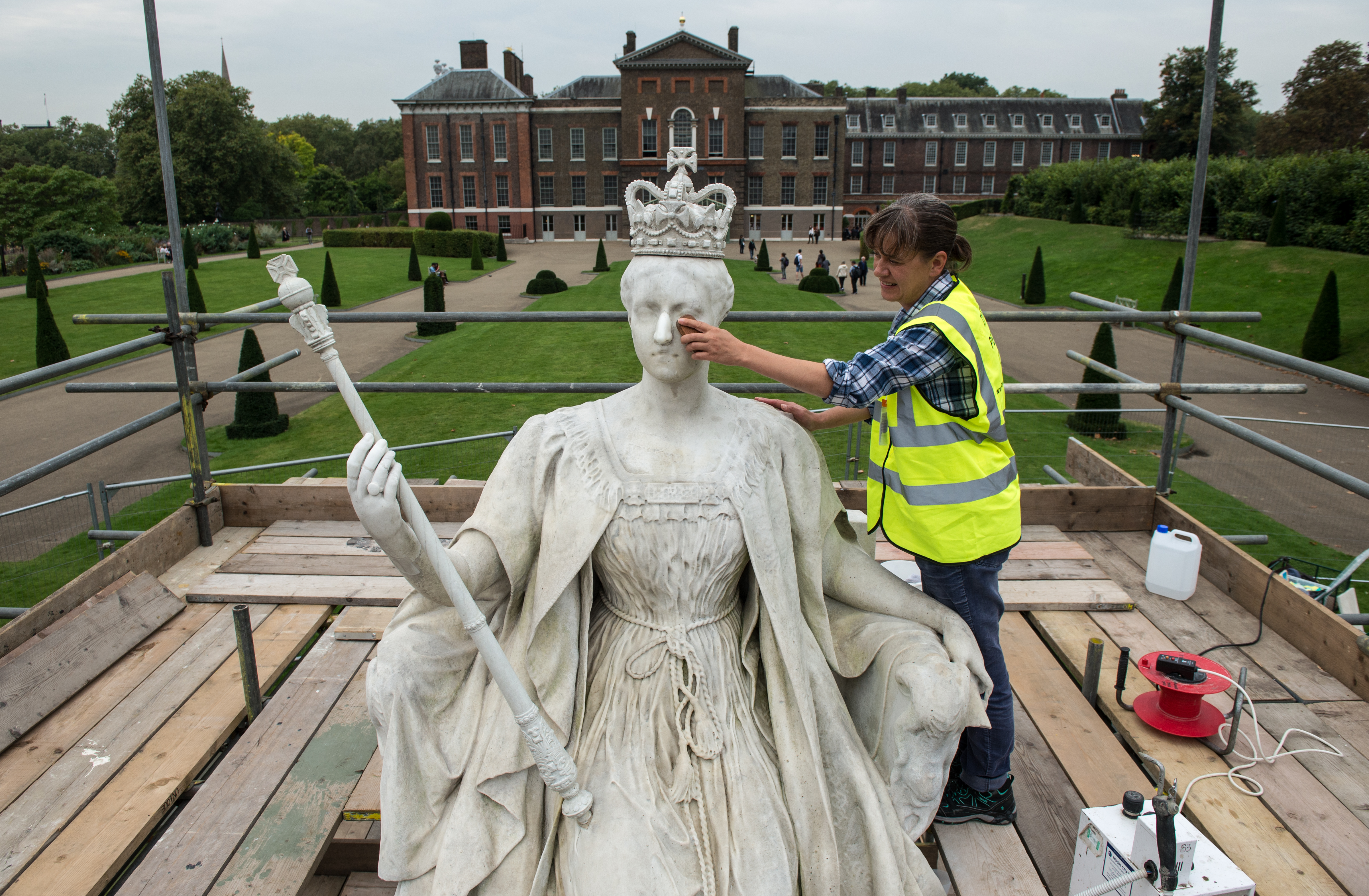 Royals RoundUp, September 23rd, 2016 Queen Victoria Statue At Kensington Palace Is Retouched