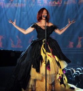 Grammys Well Played/Performance WTF: Rihanna