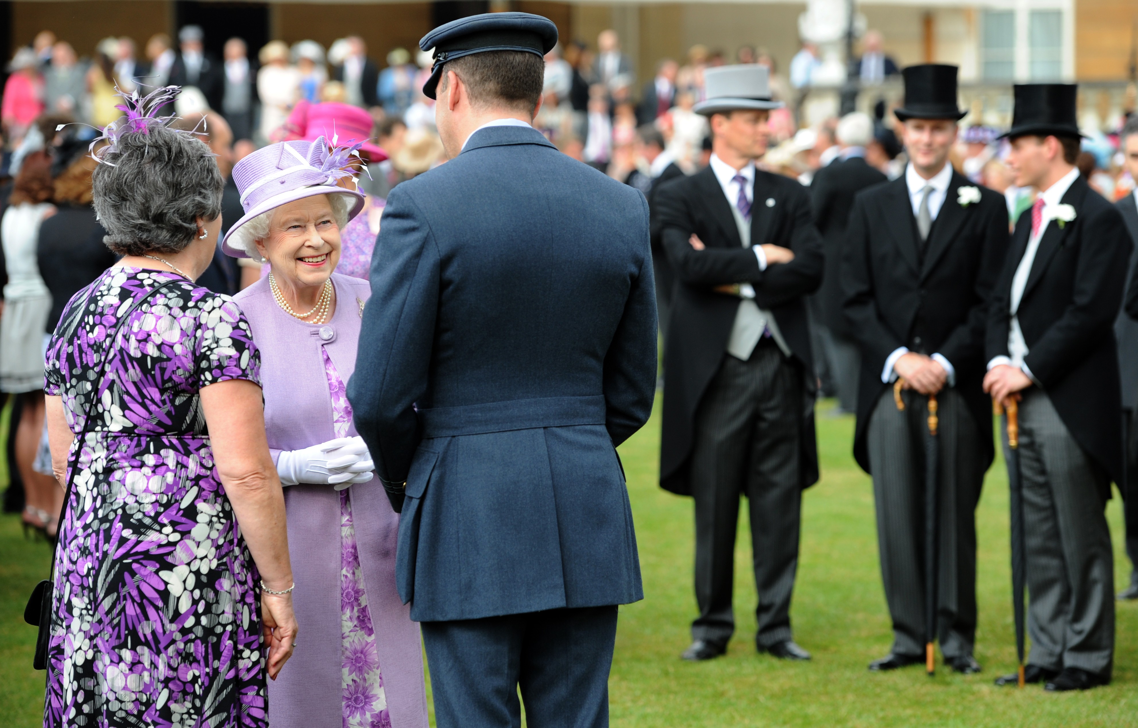 Англия манеры. Елизавета 2 в саду Букингемского дворца. Buckingham Palace и Королева Елизавета. Букингемский дворец Королевская семья. Королевская семья Великобритании в Букингемском Дворце.