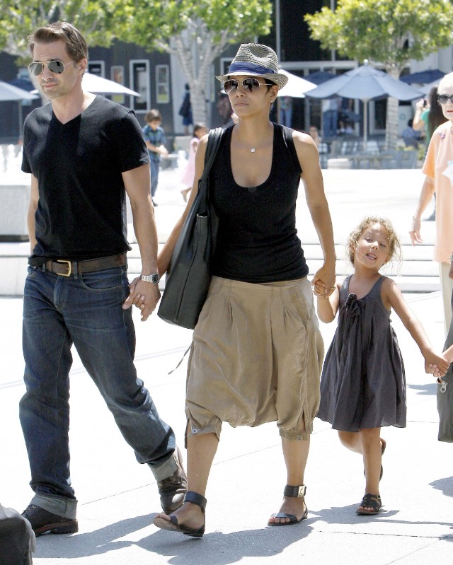 halle berry and family 110812
