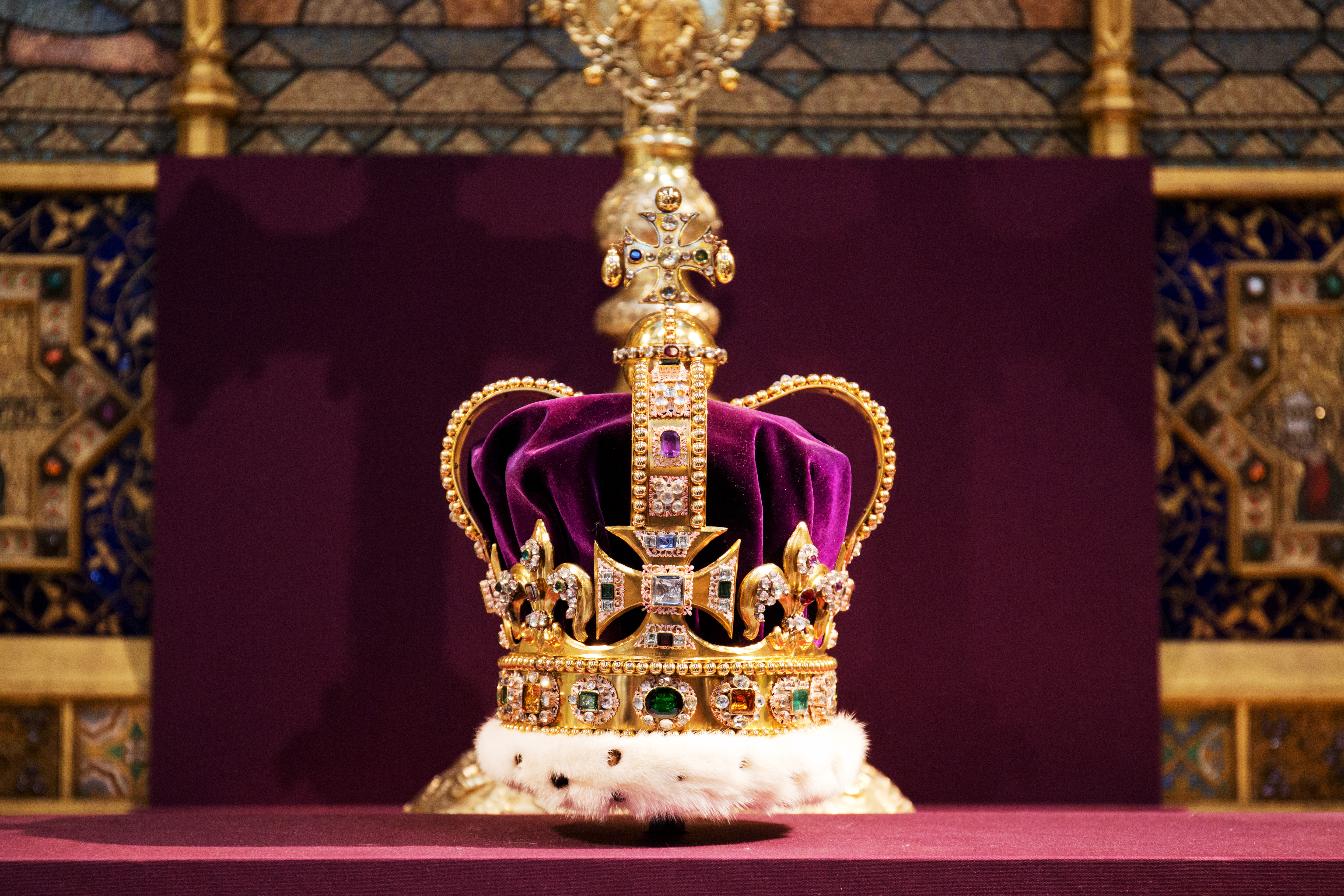 The queen s throne collection. Корону Святого Эдуарда исповедника. Корона Елизаветы. Коронационная корона Елизаветы 2.