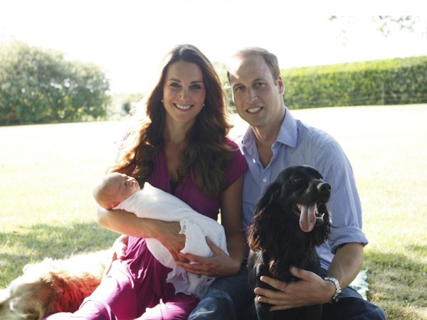 Prince-William-Kate-Middleton-Prince-George-Official-Photo-Bucklebury-UK-08192013-01