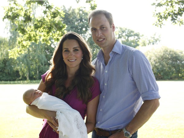 Prince-William-Kate-Middleton-Prince-George-Official-Photo-Bucklebury-UK-08192013-02