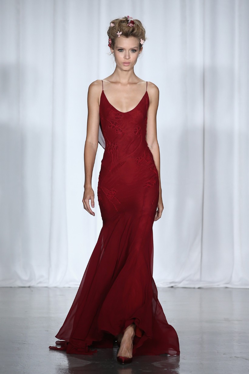 zac posen red dress Naomi in Zac Posen This is truly the dress of my dreams: the colour, this silhouette, the shimmer! everything is just sublime #NaomiCampbell #NewYorkFashionWeek #Runaway #FashionArchives #couture #hautecouture # zacposen #parisfashionweek