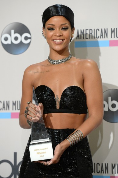 AMAs Fug and Slightly More Fab: Rihanna