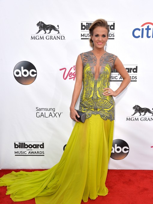 Billboard Music Awards Fug Carpet: Carrie Underwood in Oriett Domenech