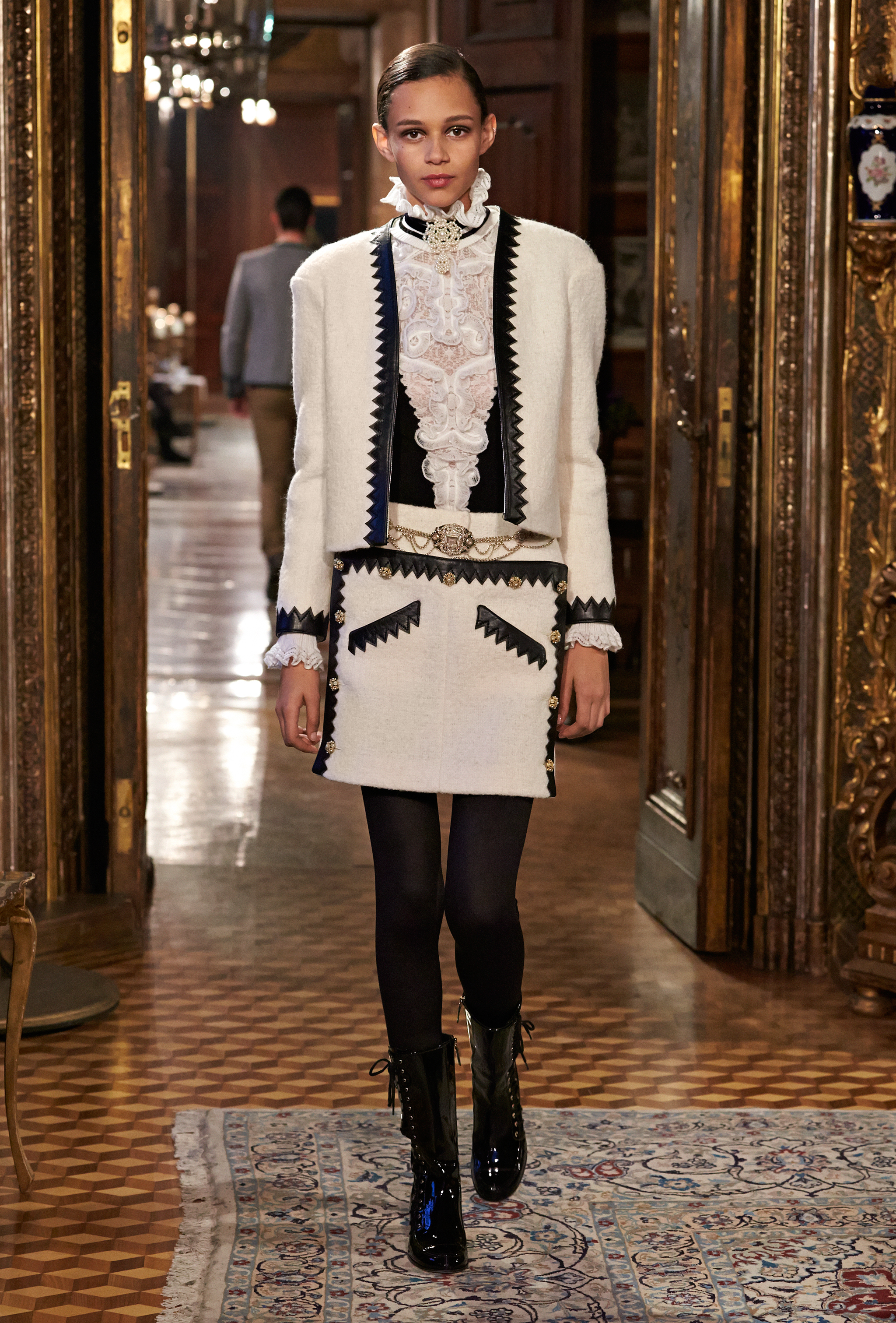 Стиль шанель фото. Одежда Chanel Карла Лагерфельда. Жакет Chanel 2014-2015 metiers de Art Salzburg. Жакеты Шанель Карл Лагерфельд. Жакет Шанель от Карла Лагерфельда.