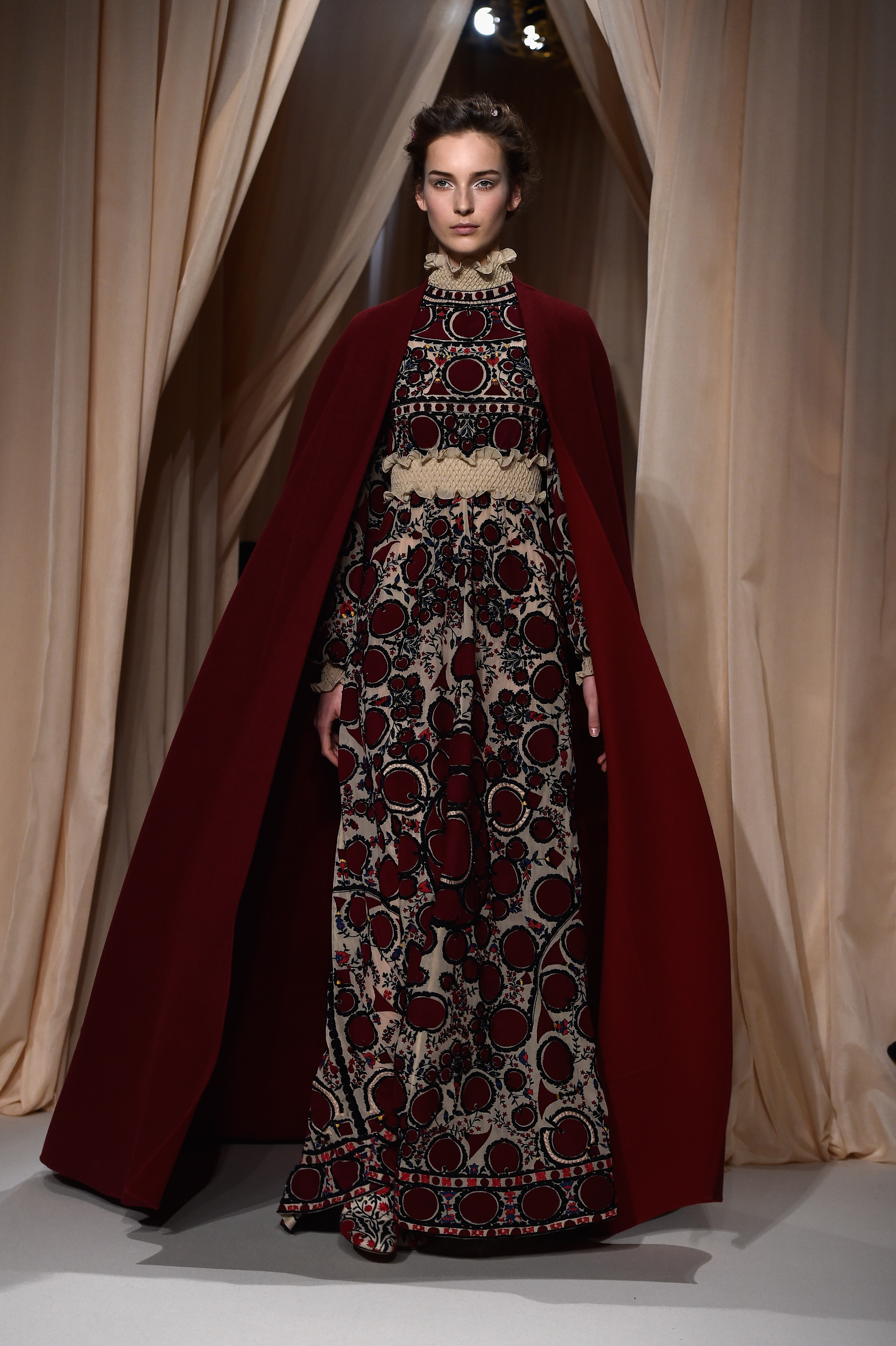 Valentino couture. Коллекция Valentino Couture Spring 2015. Показ Valentino Весна-лето 2015. Вечернее пальто Valentino 2015. Valentino Spring.