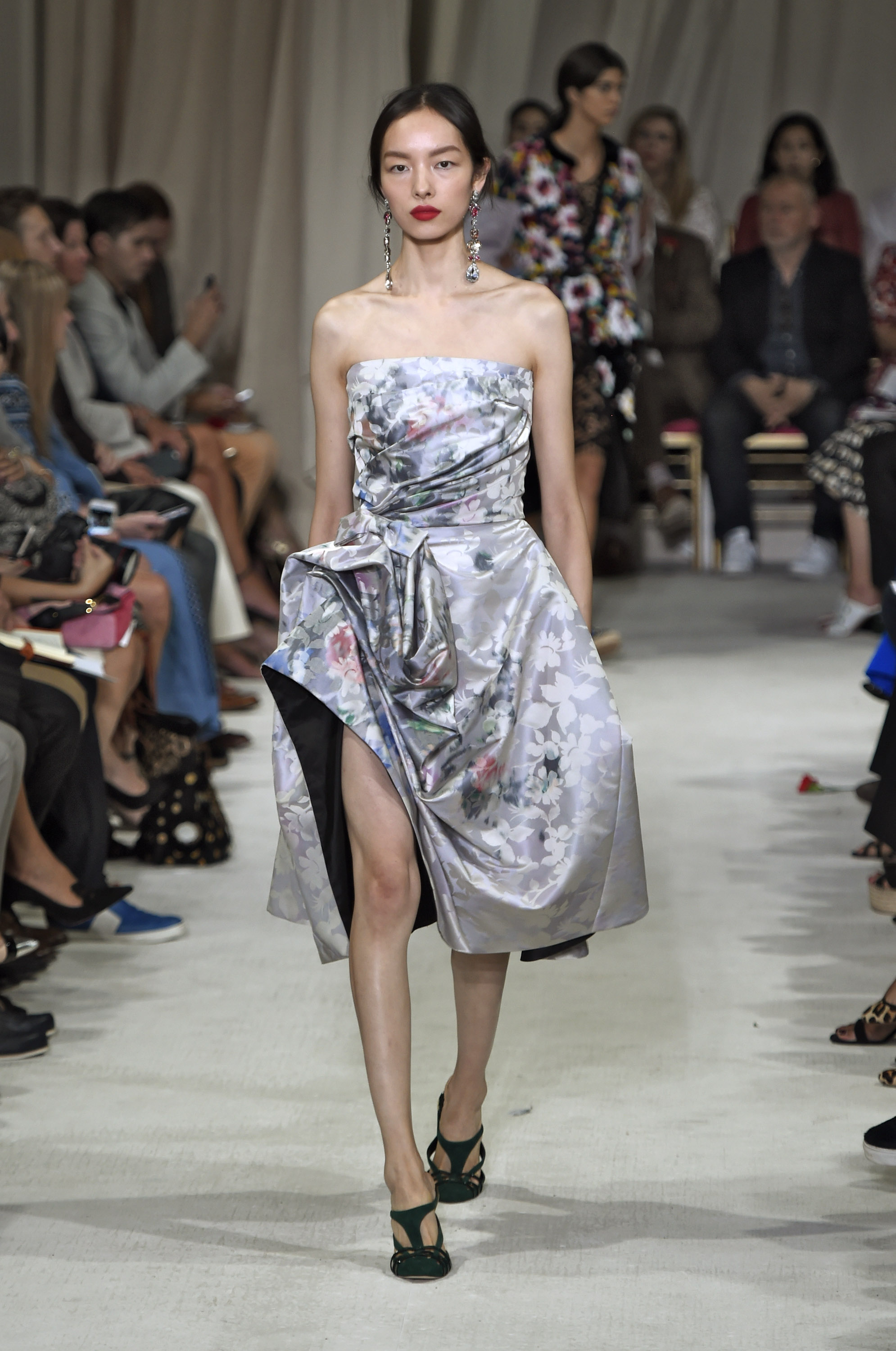 Oscar De La Renta: Spring/Summer 2016 Runway at New York Fashion Week