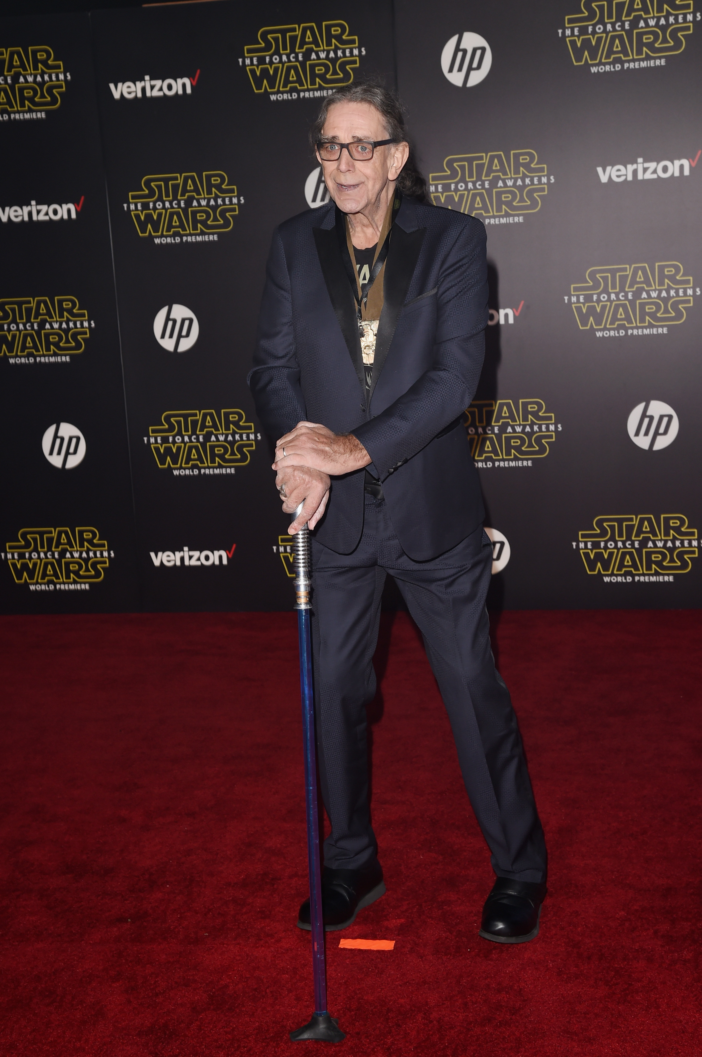 peter mayhew star wars the force awakens premiere los angeles