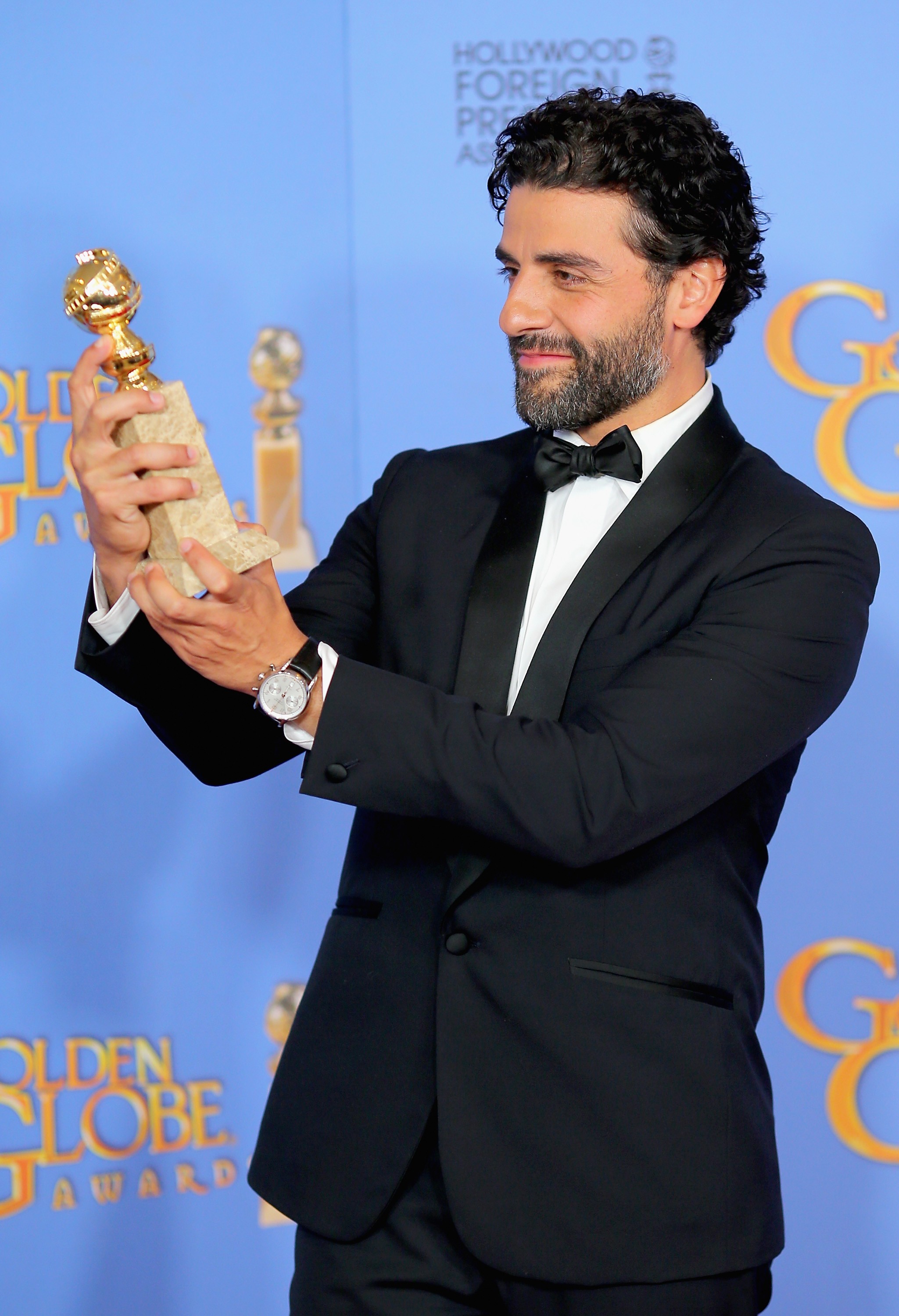Чем отличается золотой глобус от оскара. Oscar isaac. оскар айзек оскар. оскар с глобусом. oscar isaac skirt.