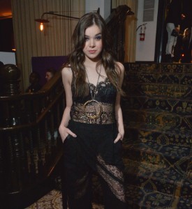 Pitch Perfug: Hailee Steinfeld in Givenchy
