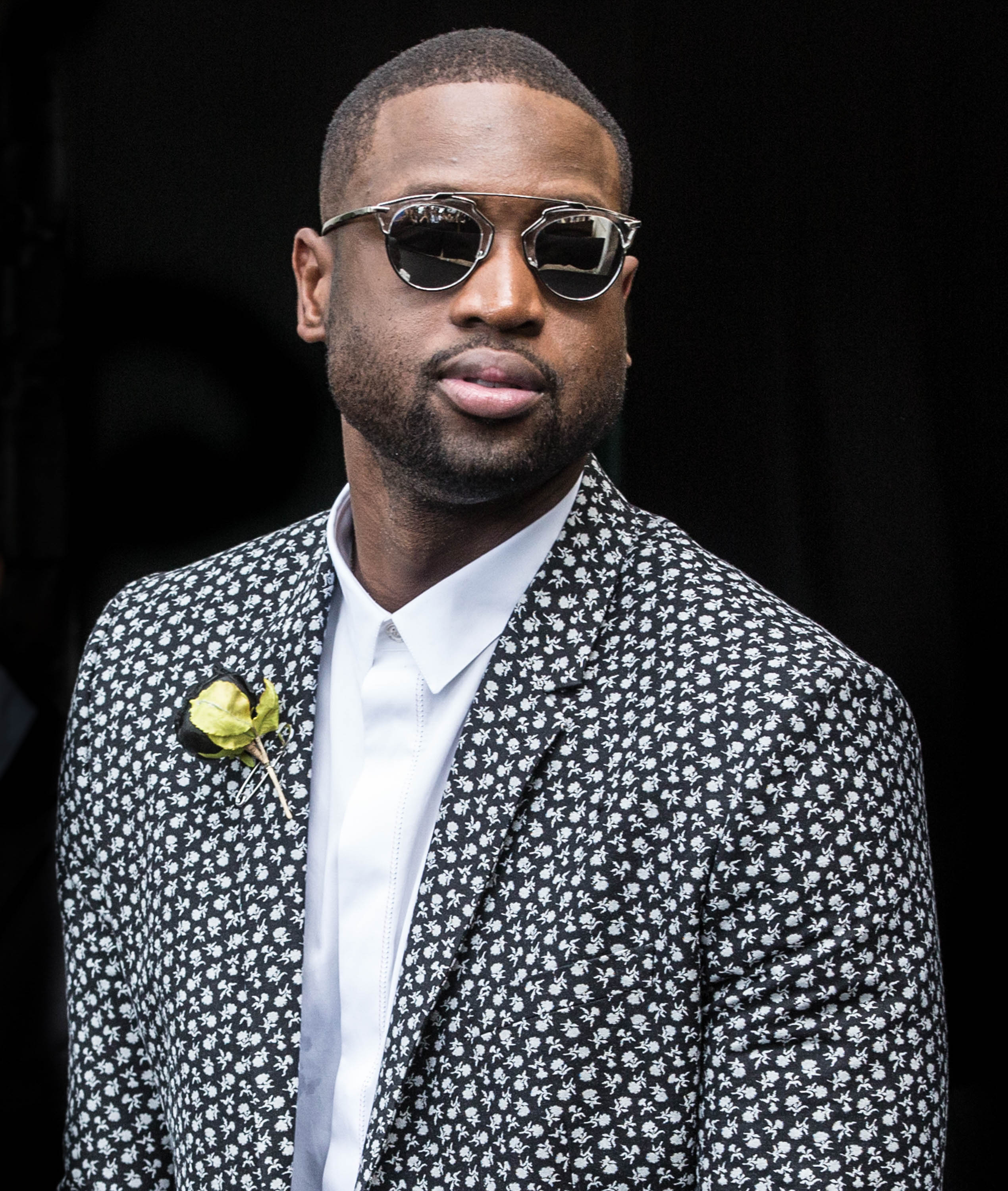 The Fashion Court on X: Dwyane Wade wore a Fall 2016 Fleurs Mr. Dior  print suit & white sneakers to the #DiorHomme Summer 2017 show. #PFW   / X