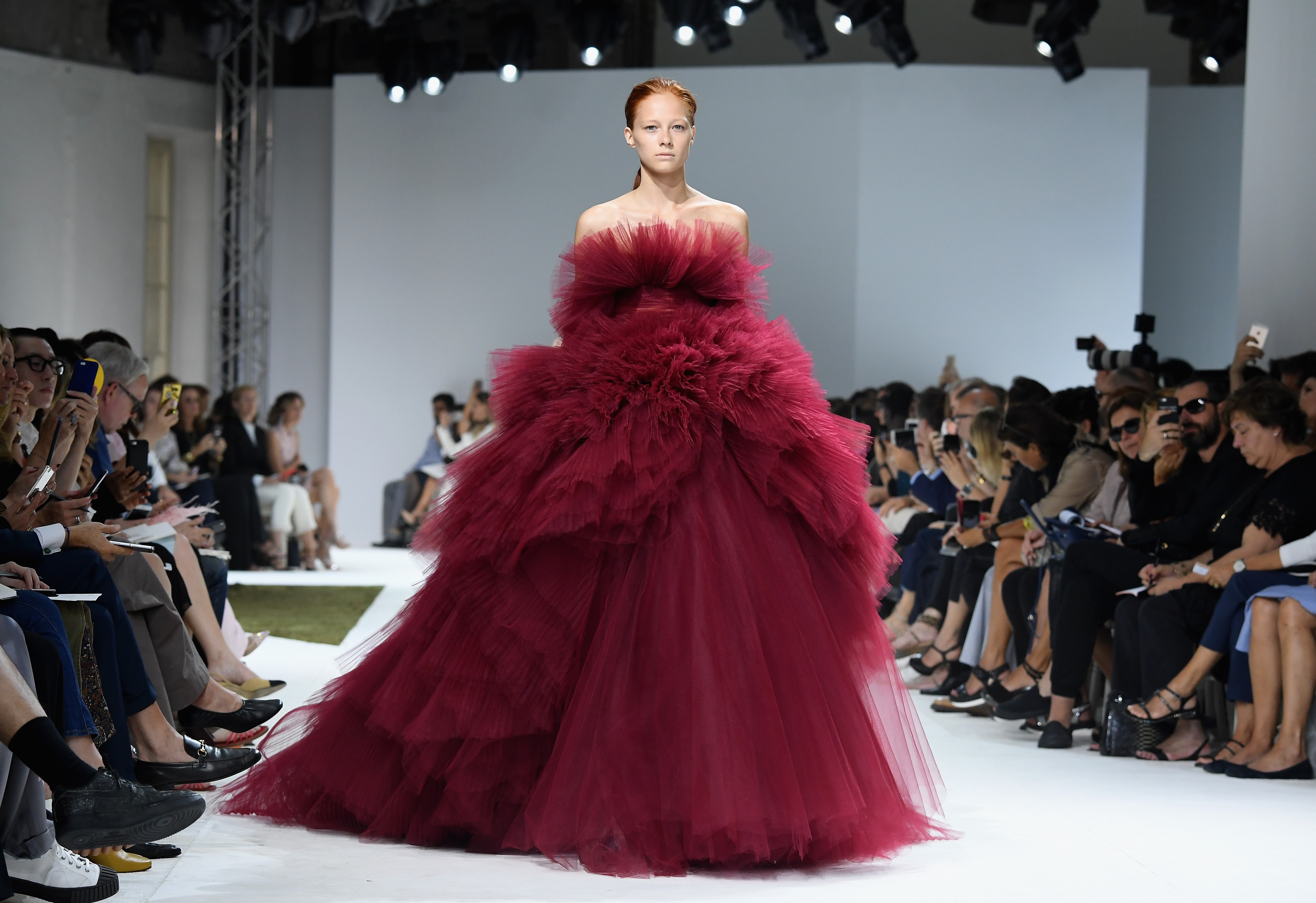 Высокая мода это. Навальная от Кутюр. Giambattista Valli Париж фото витрин. Кутюр на английском.