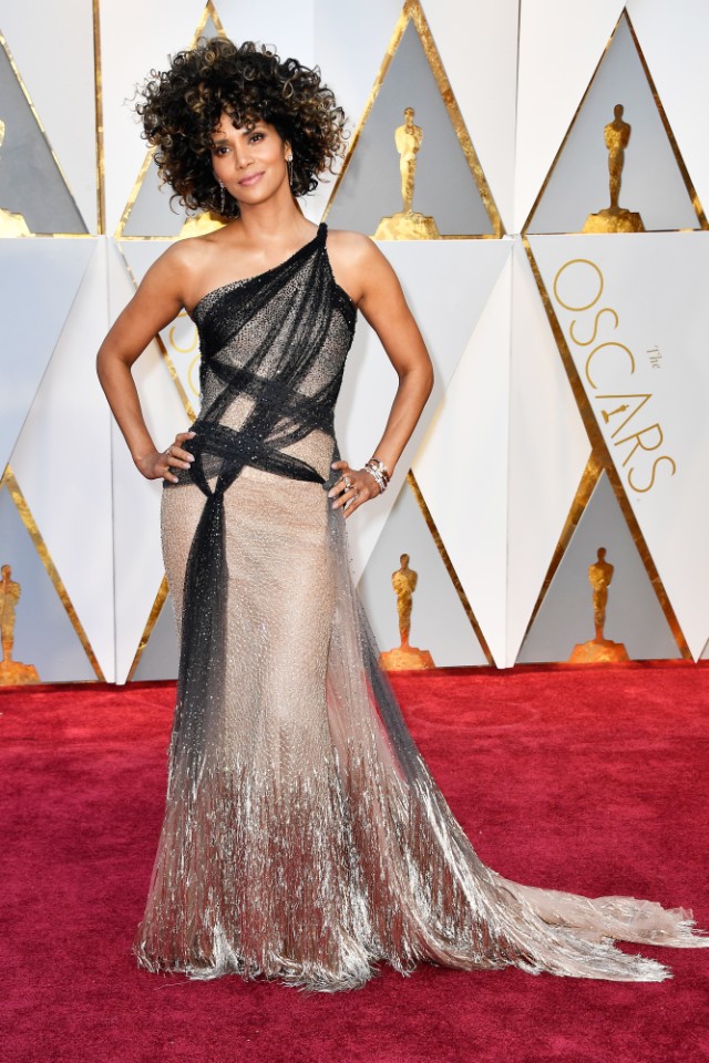 Halle Berry S Hair Outshines Her Gown At The Oscars Go Fug Yourself
