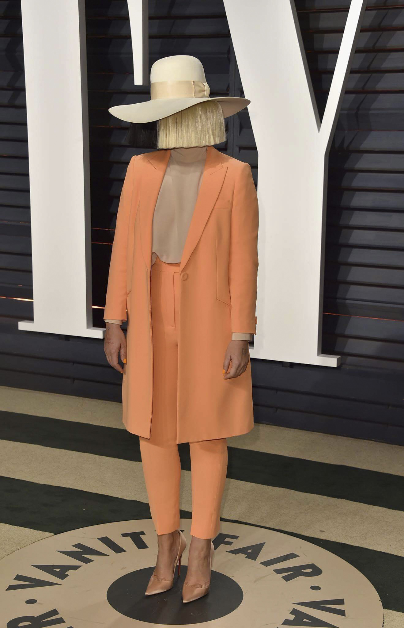 Oscars: Now You Sia Her in Armani - Go Fug Yourself Go Fug Yourself