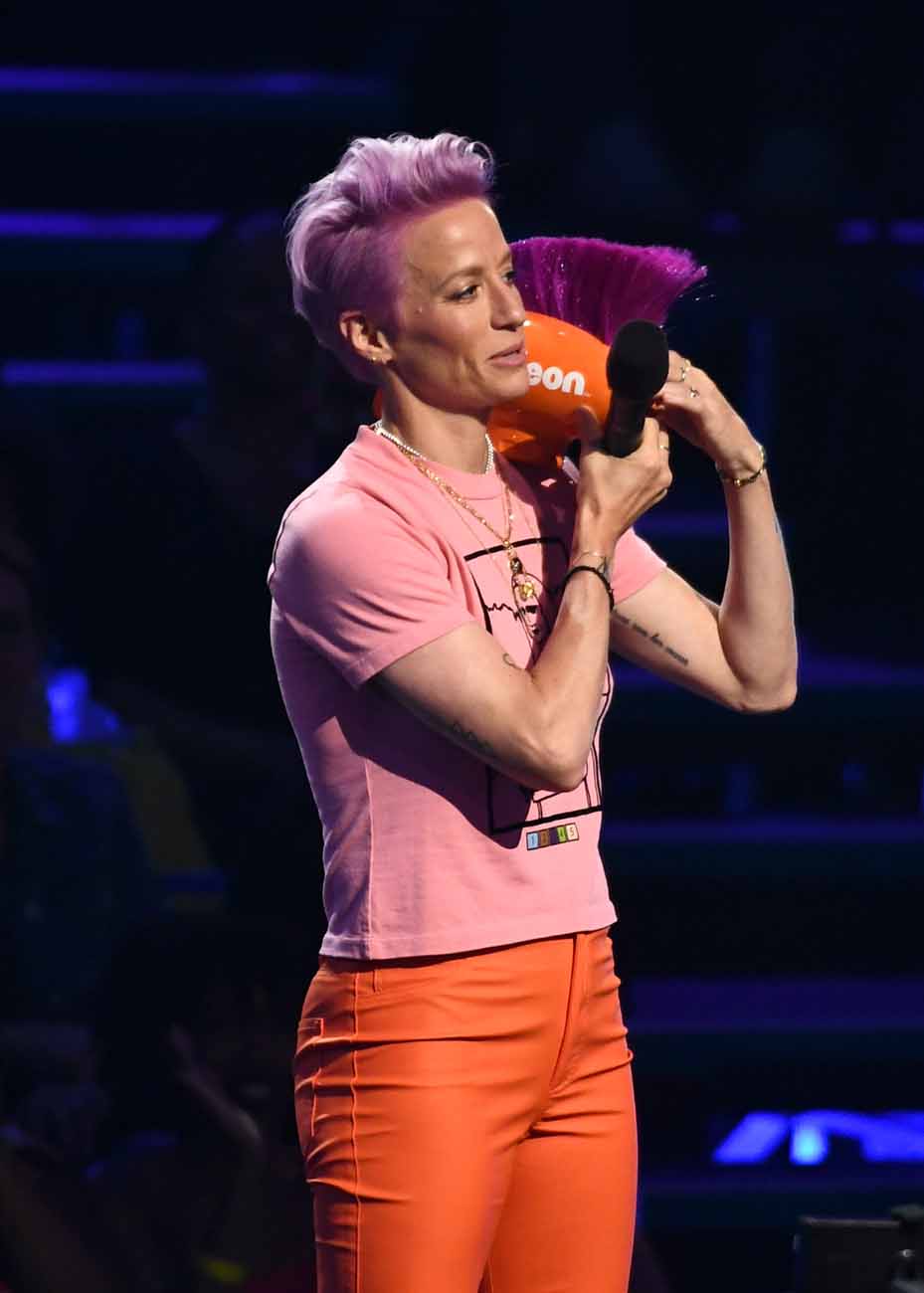 Megan Rapinoe Pops By The Kids Choice Sports Awards - Go Fug Yourself