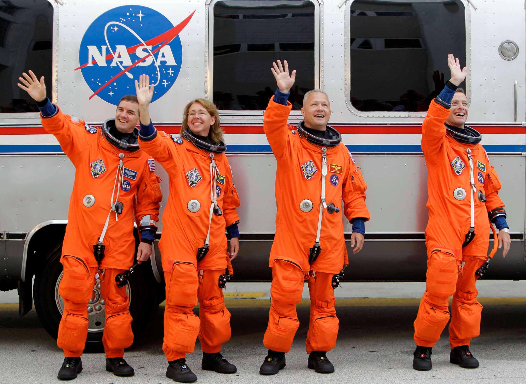 Космонавт no 8. Экипаж американского шаттла «Колумбия» 2003. Экипаж шаттла. Космонавт в оранжевом костюме. Экипаж шаттла «Атлантис» на орбите, 15 ноября 1995 года.