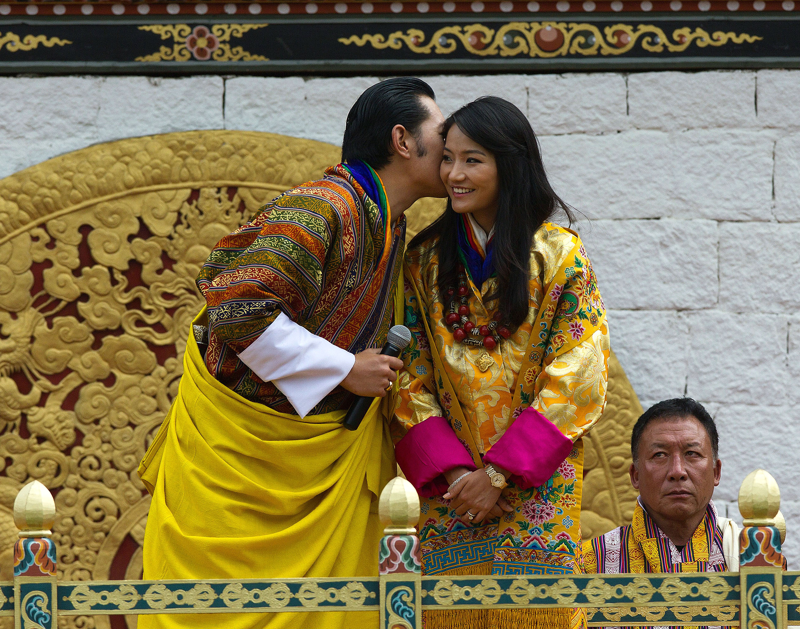 Бутан счастье. Король бутана Джигме Кхесар Намгьял Вангчук. Королева бутана Джецун Пема. Джецун Пема Вангчук, Королева бутана. Свадьба бутан Джецун Пема.
