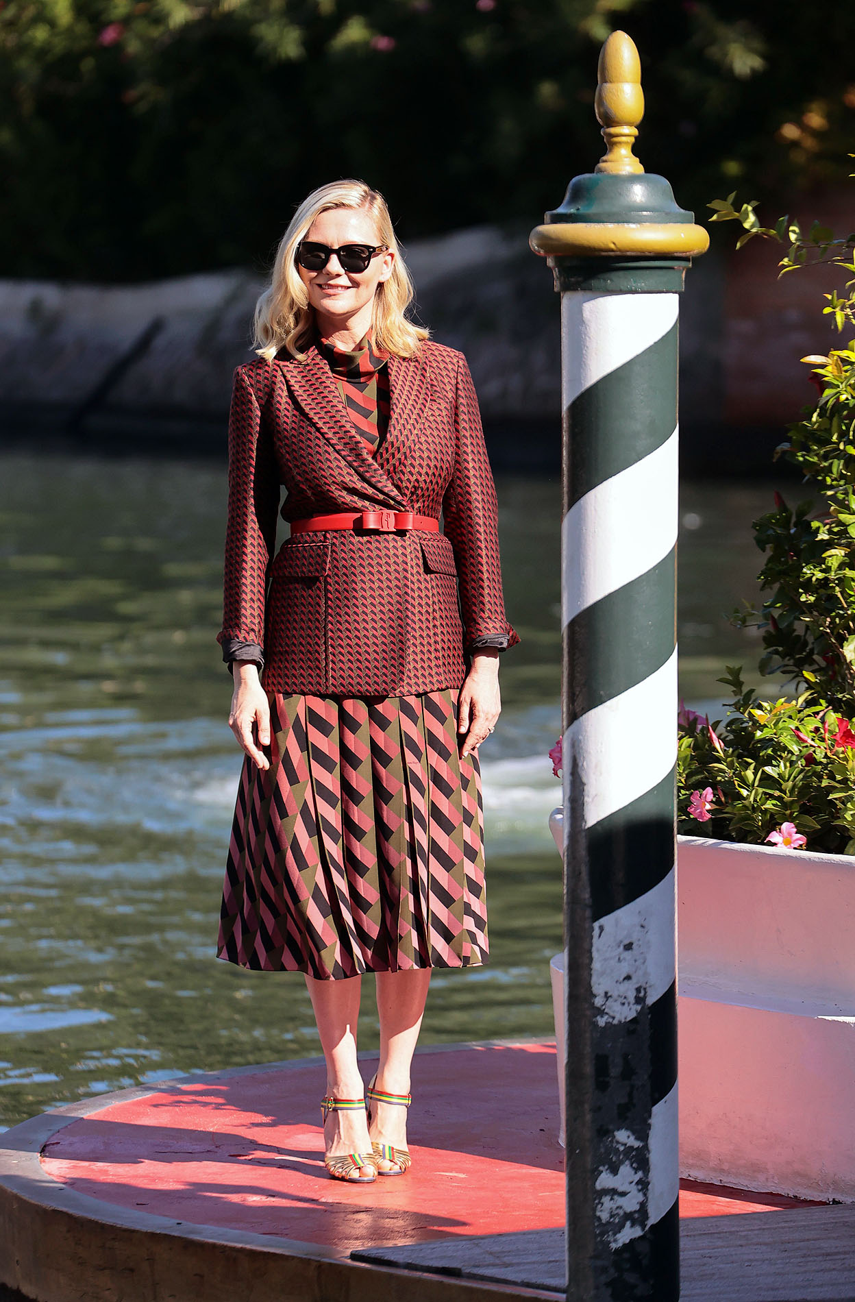 Kirsten Dunst Looks VERY Cute in Venice - Go Fug Yourself