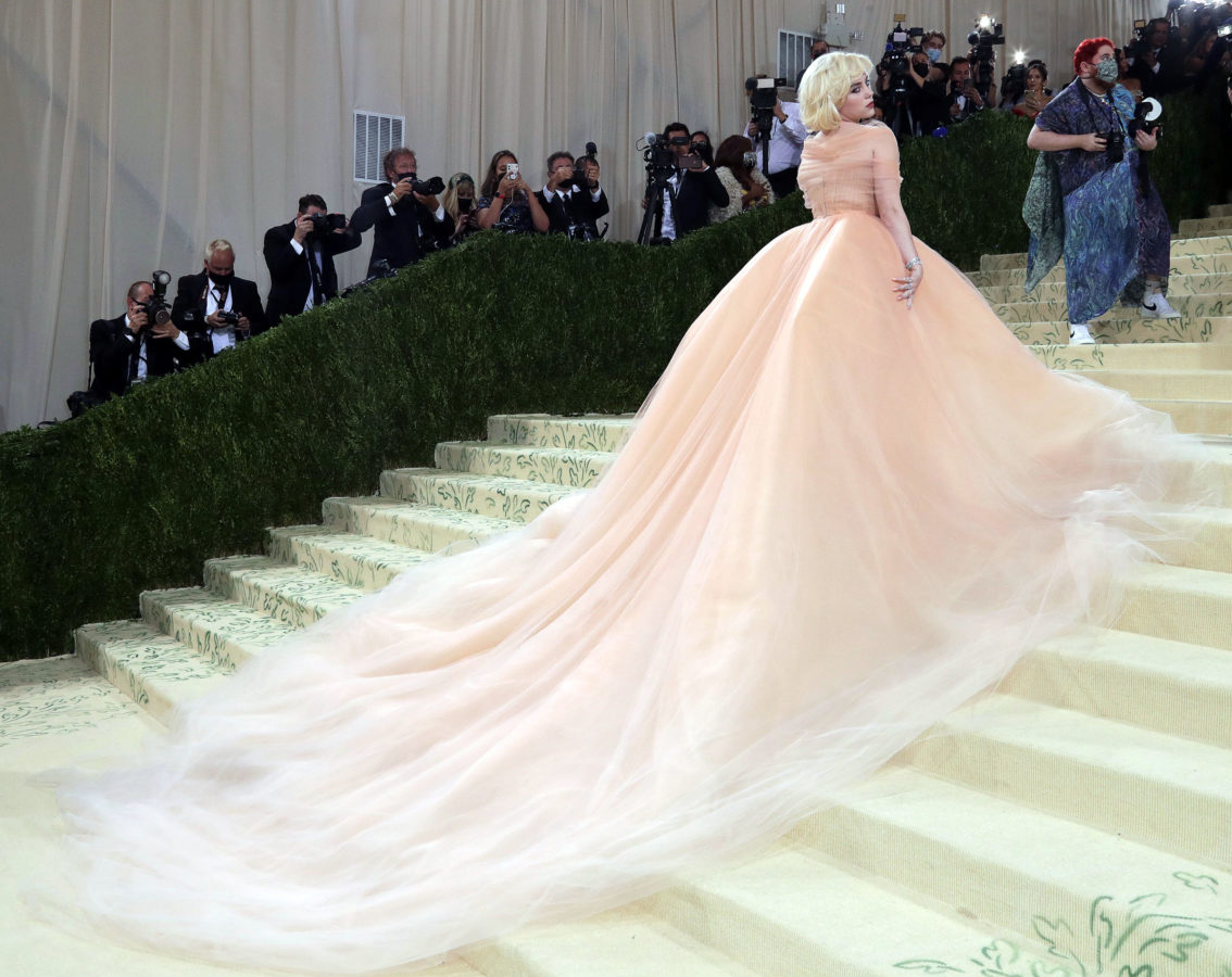 Met Gala 2021: Simone Biles Wears a Three-in-One, 88-Pound Area and Athleta  Gown