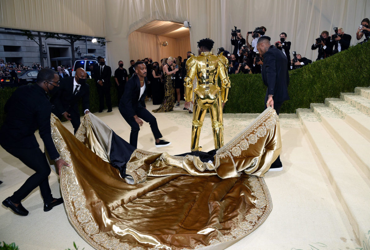 billie eilish gold dress Billie Eilish took the Met Gala's Gilded Glamour dress code head-on with a Regencycore-inspired custom Gucci look. The Grammy-winning musician paired the look with a black choker with scalloped embroidery and beige