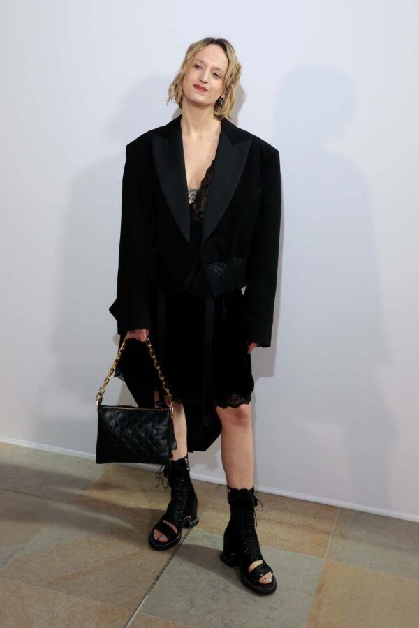 De Quem é o Look? on X: Alana Haim de Louis Vuitton Inverno 2022