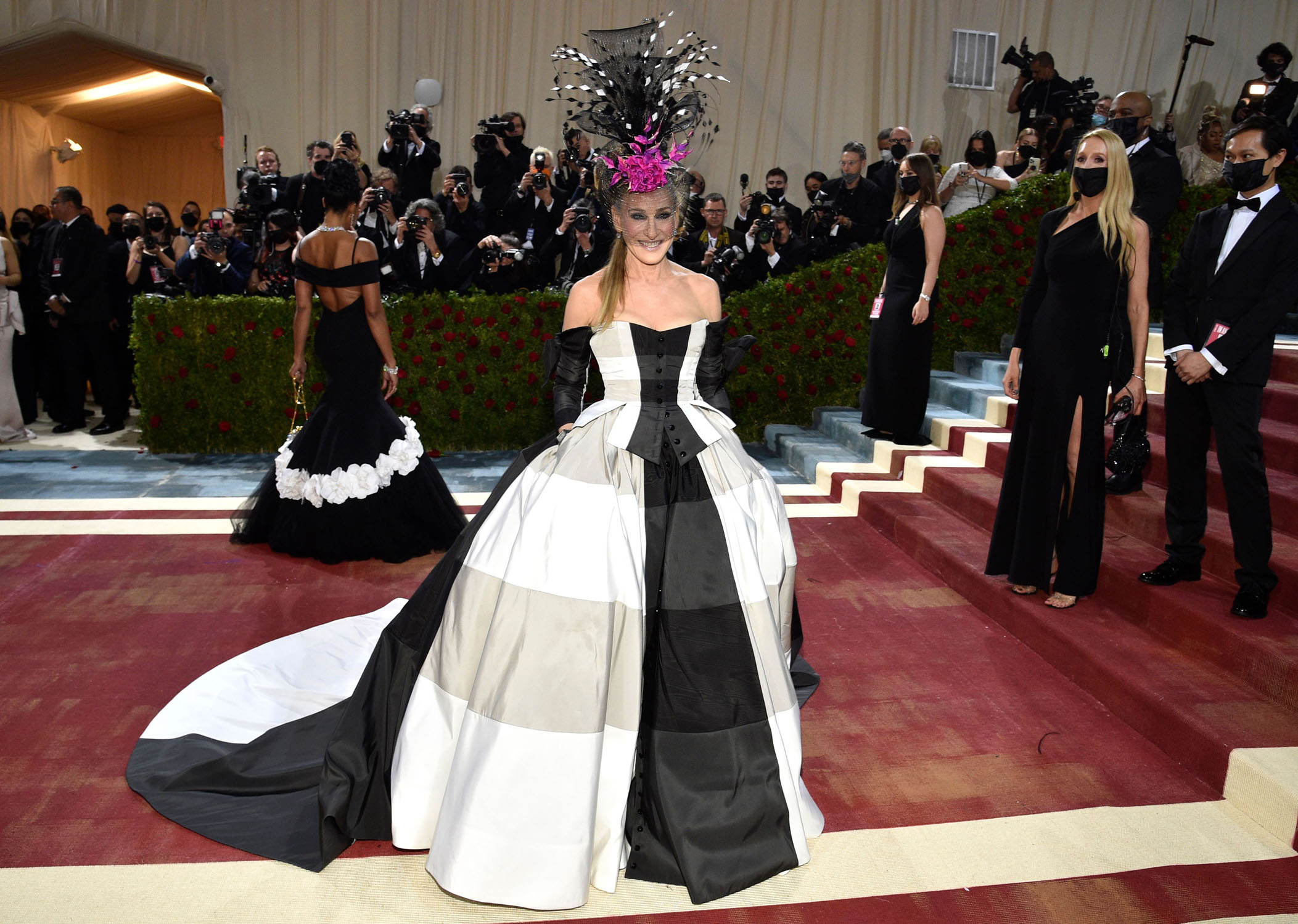 SJP Is Back at the Met, and In Grand SJP’ian Style Go Fug Yourself