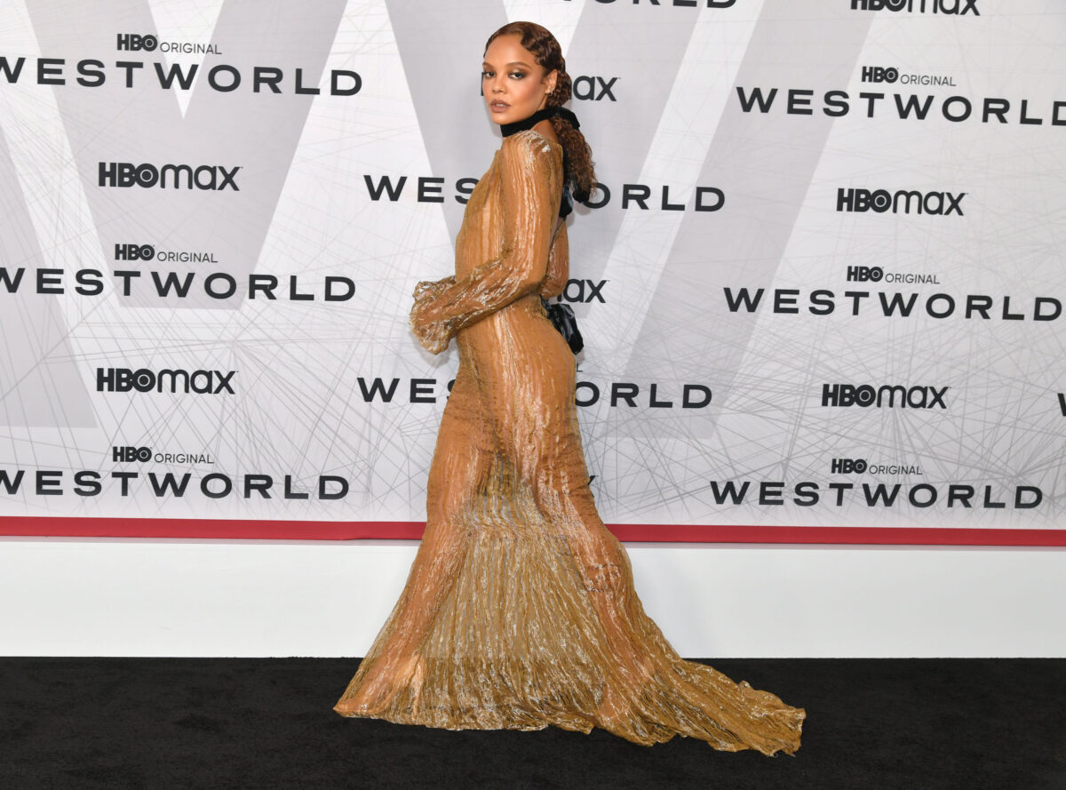 セール中…テッサトンプソン直筆サイン入り超大型写真…Tessa Thompson Tessa Thompson in Interior - Westworld Season - 7