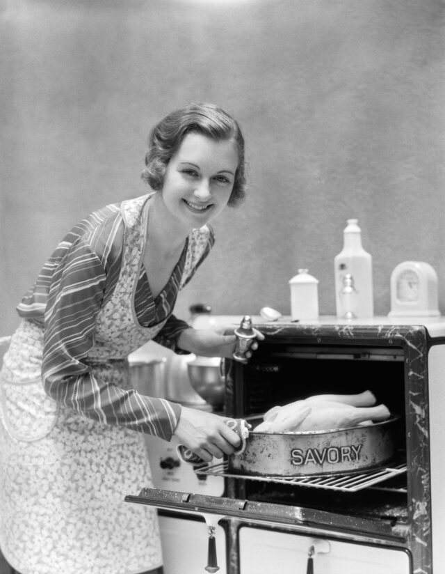 1930s HOUSEWIFE IN APRON...