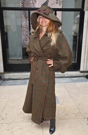 Pam Anderson Brought Her Hattitude to Vivienne Westwood - Go Fug ...