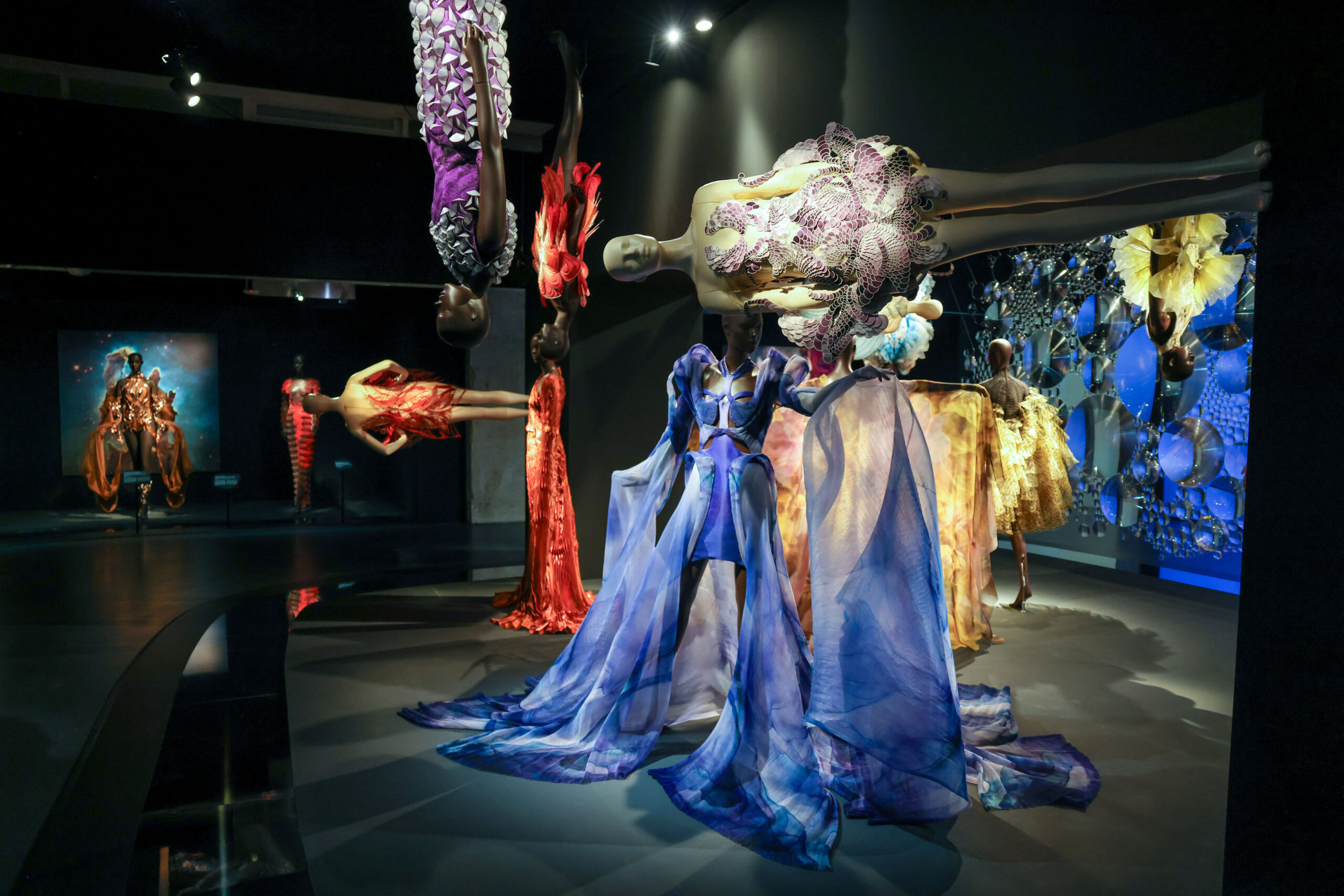 Wanna Eyeball the “Iris van Herpen : Sculpting the Senses” Exhibit at the Musee Des Arts Decoratifs? - Go Fug Yourself