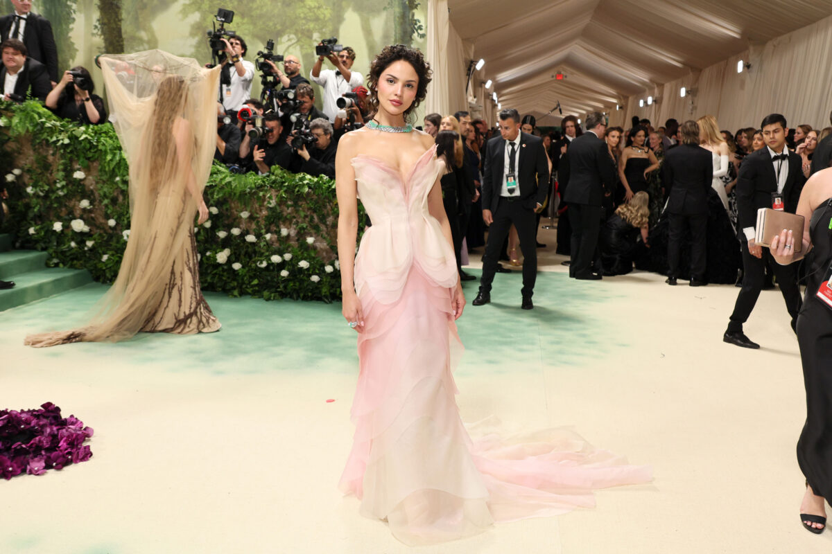 eiza gonzalez pink dress Breathtaking couture at Del Core. Eiza Gonzalez wore the pink dress at the Met Gala