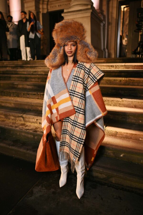 Kim Cattrall - Burberry Winter - 11