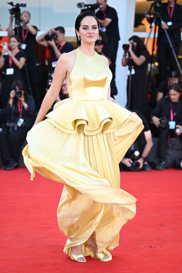 Stella Maxwell - Duse Red Carpet - 9