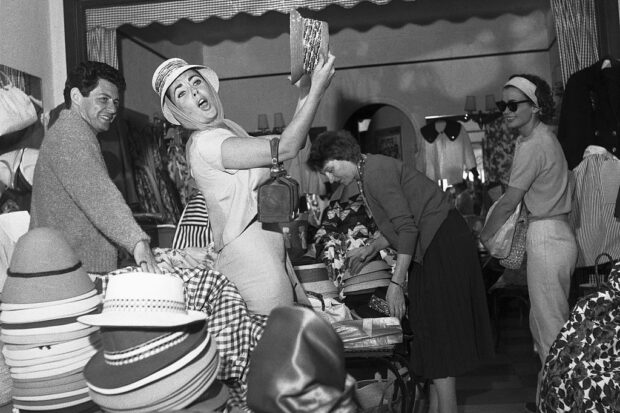 Liz Taylor Shopping with Eddie Fisher