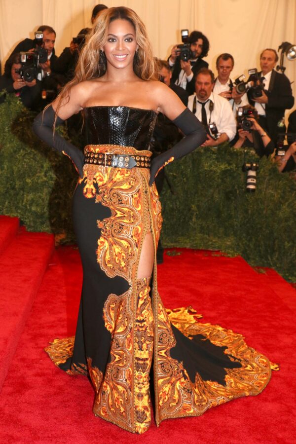 2008: Beyonce in Armani - Superheroes Fashion Fantasy - 3