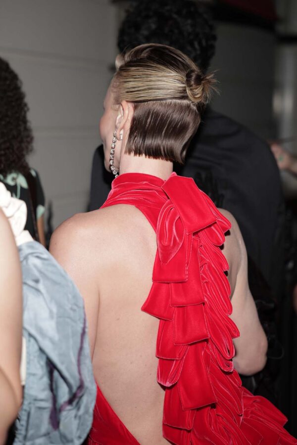 anne hathaway backless dress Great Outfits in Fashion History: Anne Hathaway's Underappreciated Oscars Dress